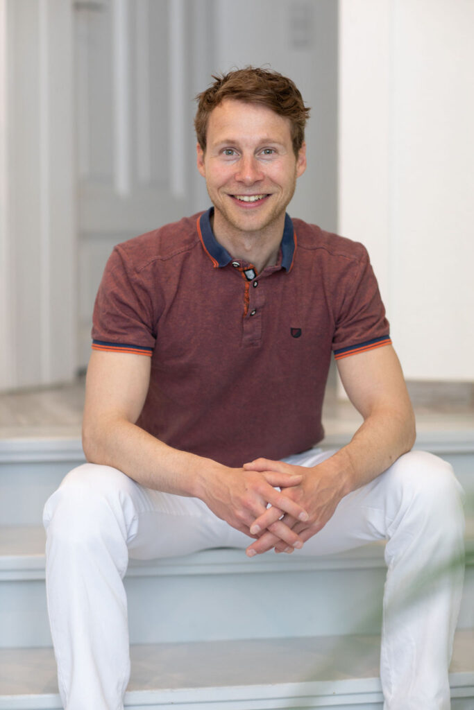 Heilpraktiker Stephan Wille in seiner Praxis in Leipzig-Schleußig