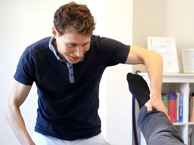 Heilpraktiker Stephan Wille beim Muskeltest der Applied Kinesiology in seiner Praxis in Leipzig