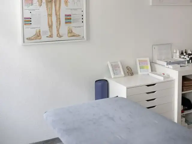 Behandlungsraum mit Liege in der Naturheilpraxis Wille in Leipzig