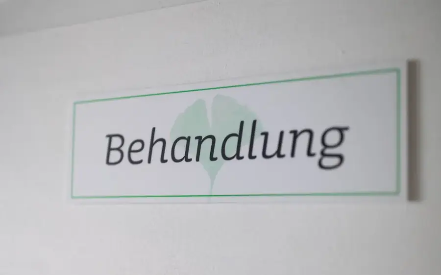 Türschild „Behandlung“ in der Naturheilpraxis Stephan Wille in Leipzig-Schleußig